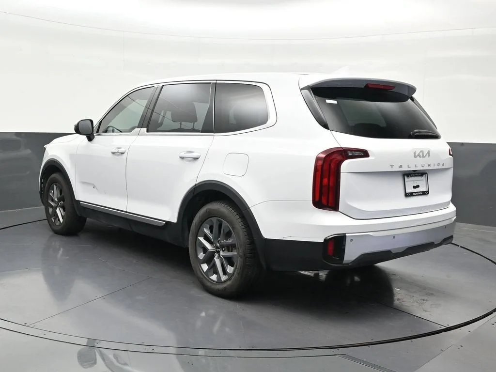 2024 Kia Telluride LX photo 3