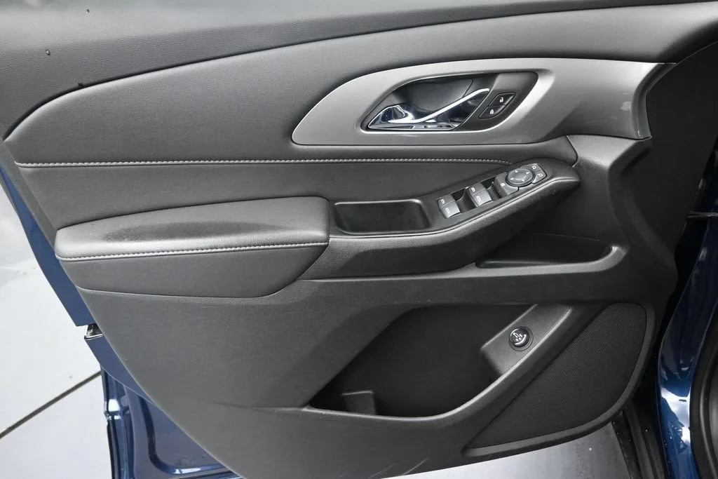 2023 Chevrolet Traverse LT Cloth photo 11