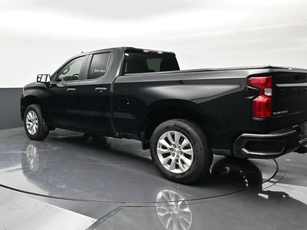 2023 Chevrolet Silverado 1500 Custom photo 3