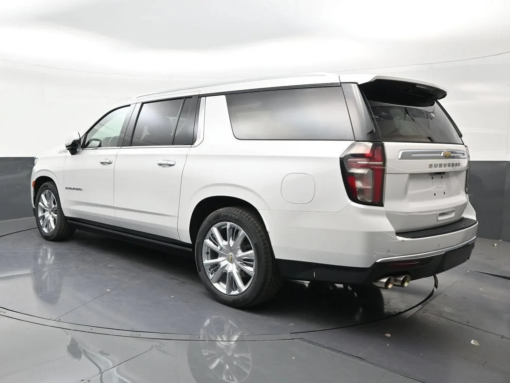 2023 Chevrolet Suburban High Country photo 3