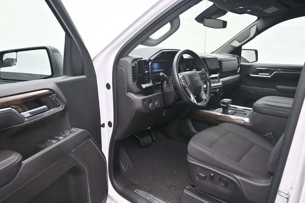2024 Chevrolet Silverado 1500 RST photo 9