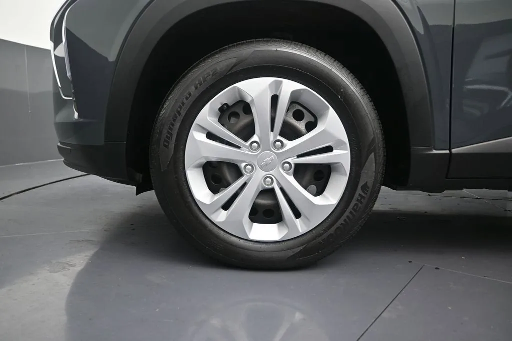 2025 Chevrolet Trax LS photo 10