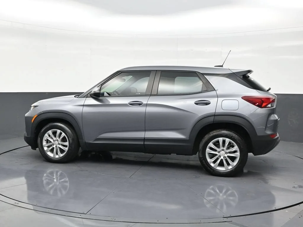 2022 Chevrolet Trailblazer LS photo 2