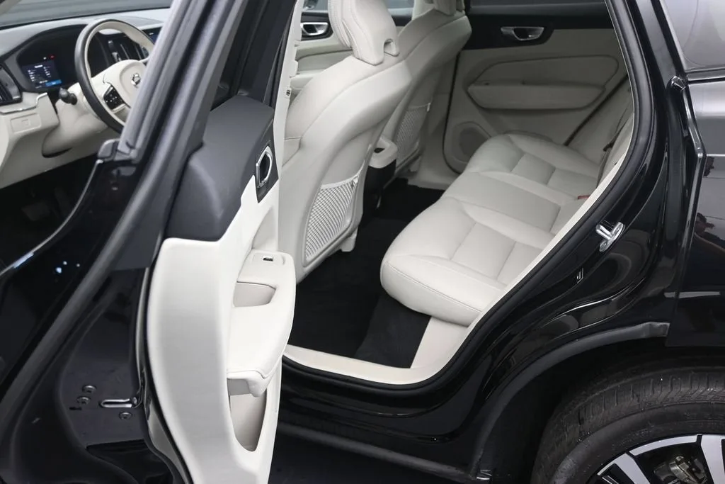 2024 Volvo XC60 B5 Plus Dark Theme photo 12