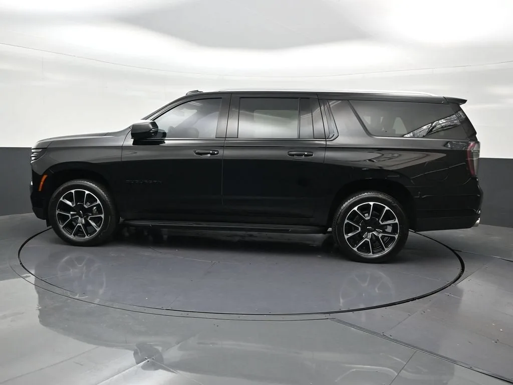 2025 Chevrolet Suburban RST photo 2