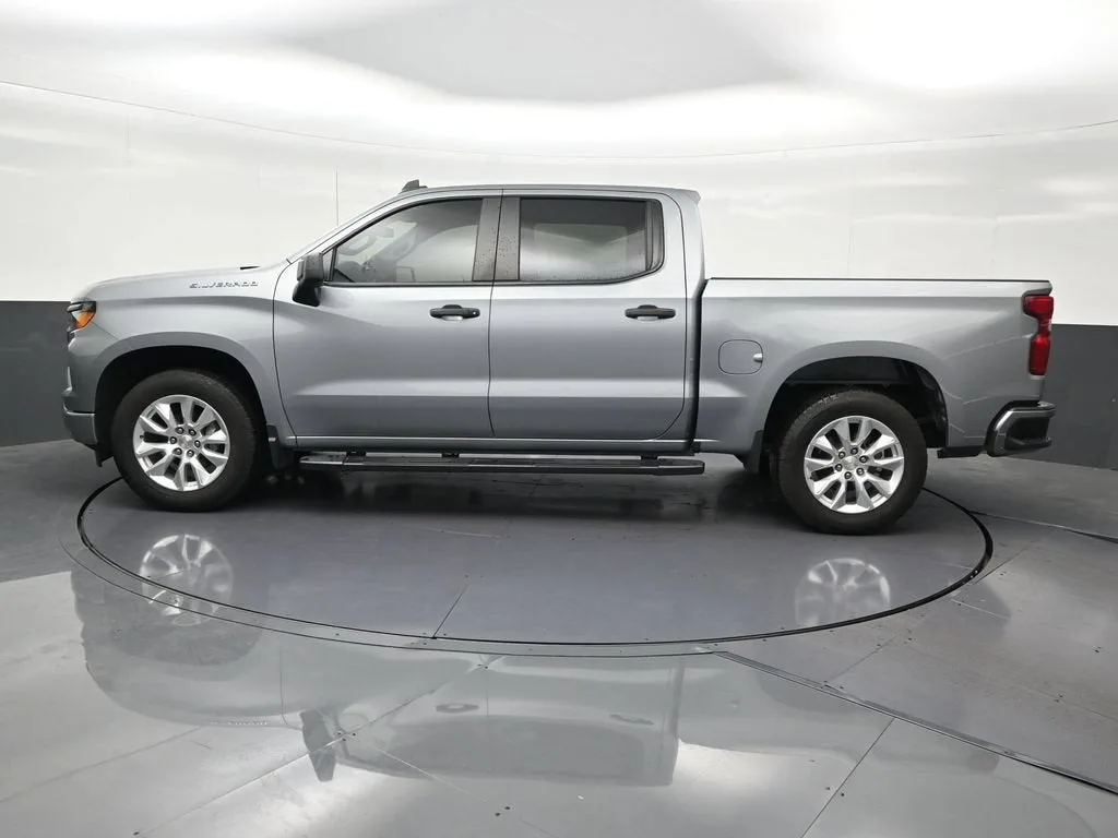2024 Chevrolet Silverado 1500 Custom photo 2
