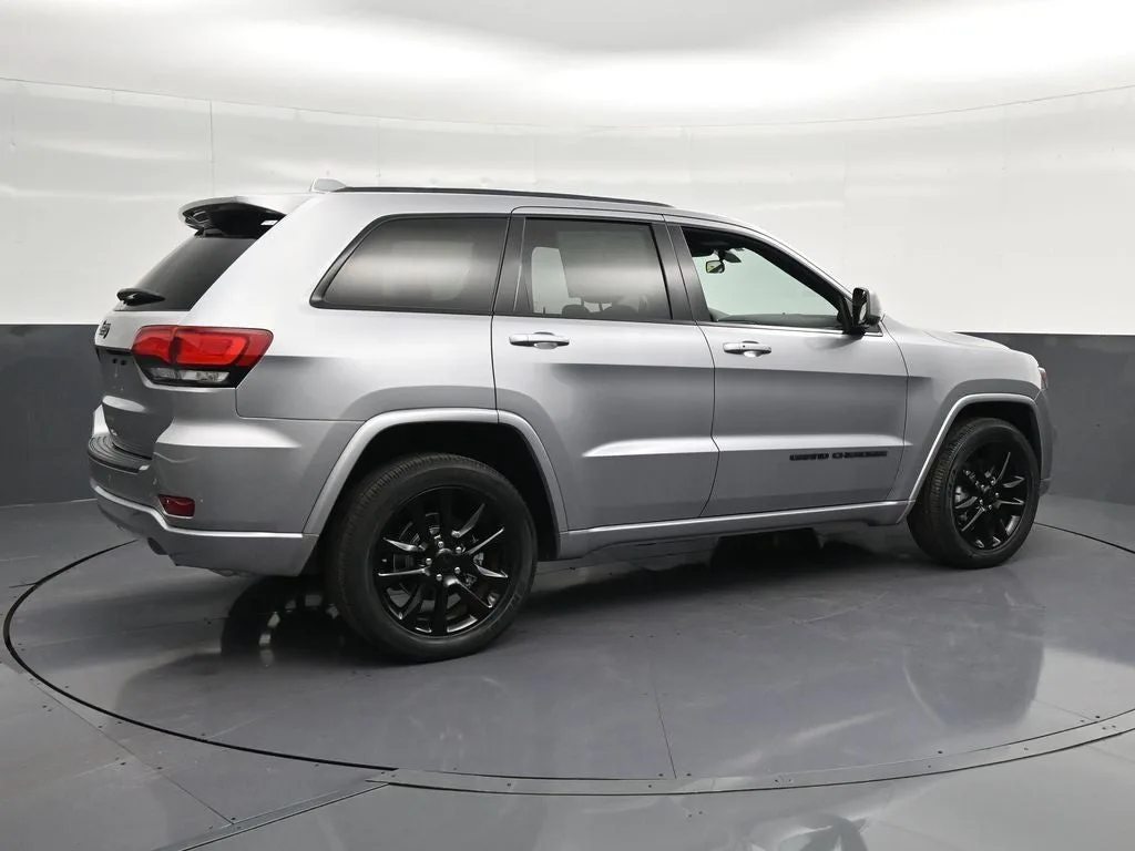 2021 Jeep Grand Cherokee Laredo X photo 3