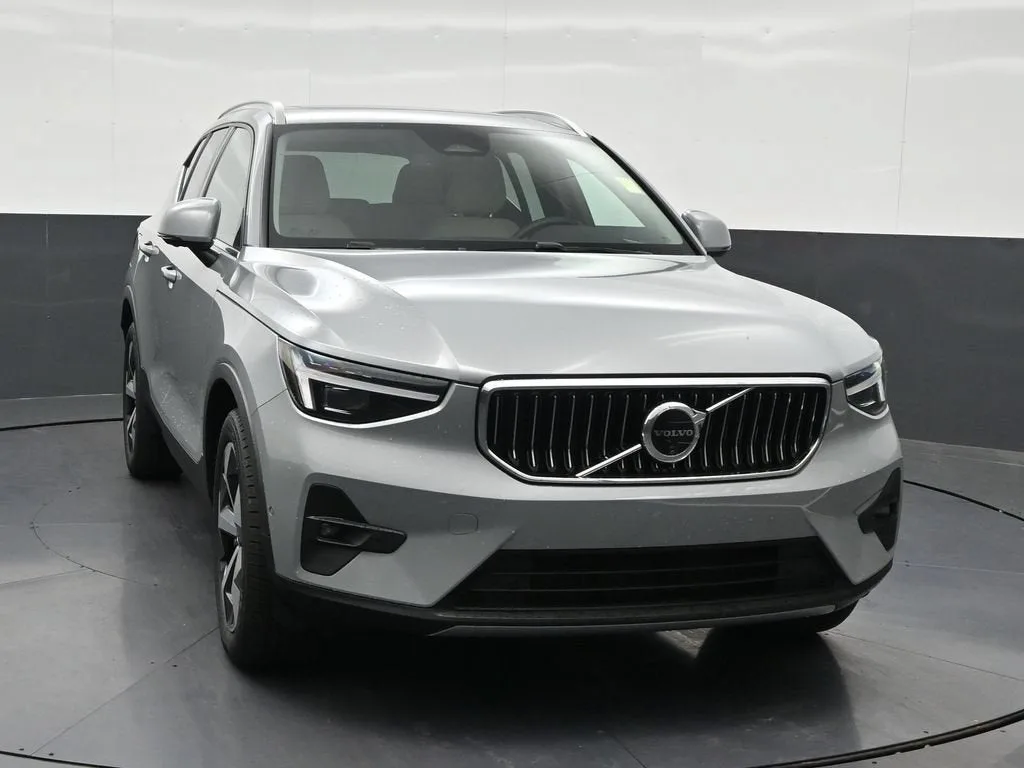 2025 Volvo XC40 Plus Bright Theme photo 8