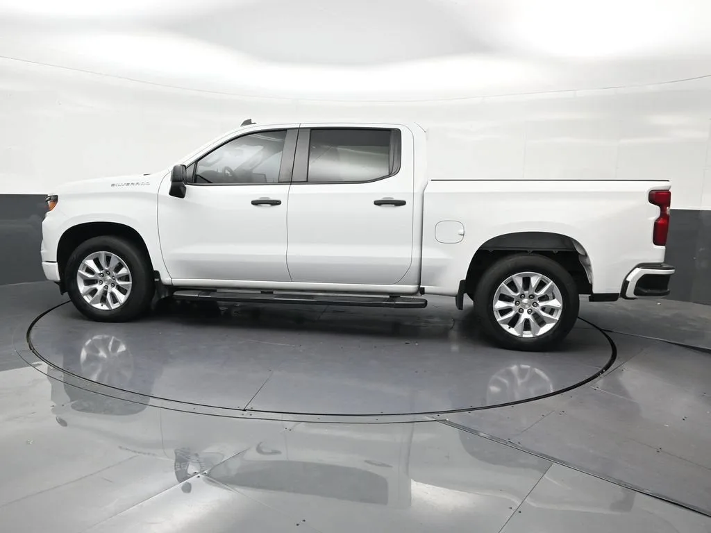2023 Chevrolet Silverado 1500 Custom photo 2
