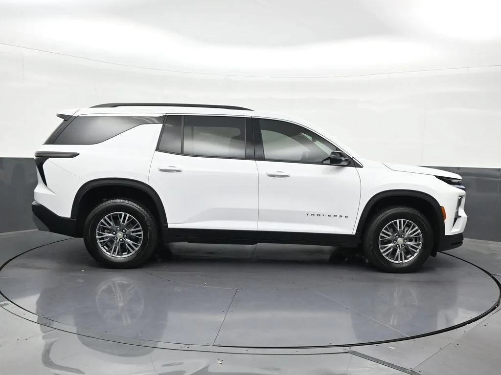 2025 Chevrolet Traverse LT photo 7
