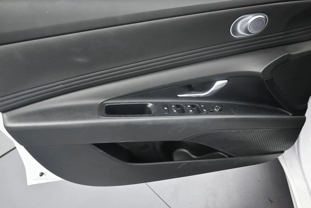 2025 Hyundai Elantra SEL Convenience photo 11