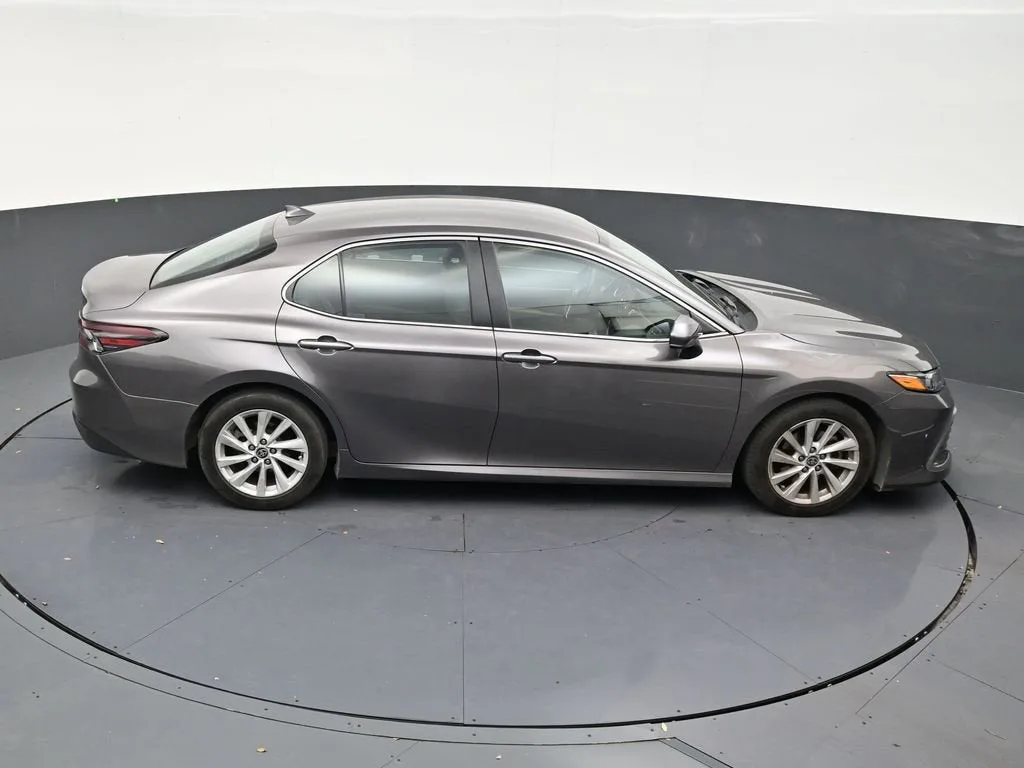 2022 Toyota Camry LE photo 17