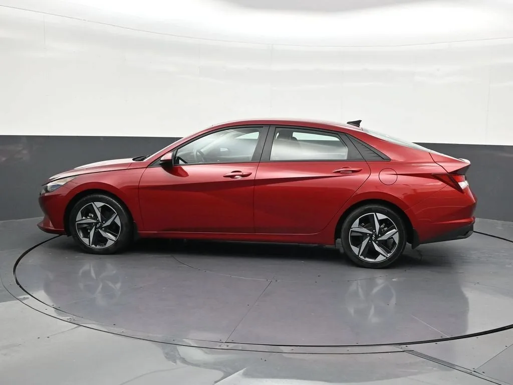 2023 Hyundai Elantra SEL photo 2