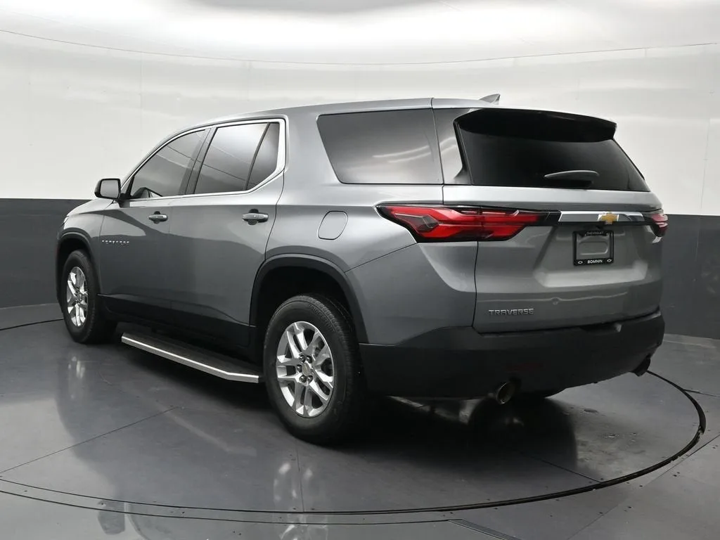 2023 Chevrolet Traverse LS photo 3