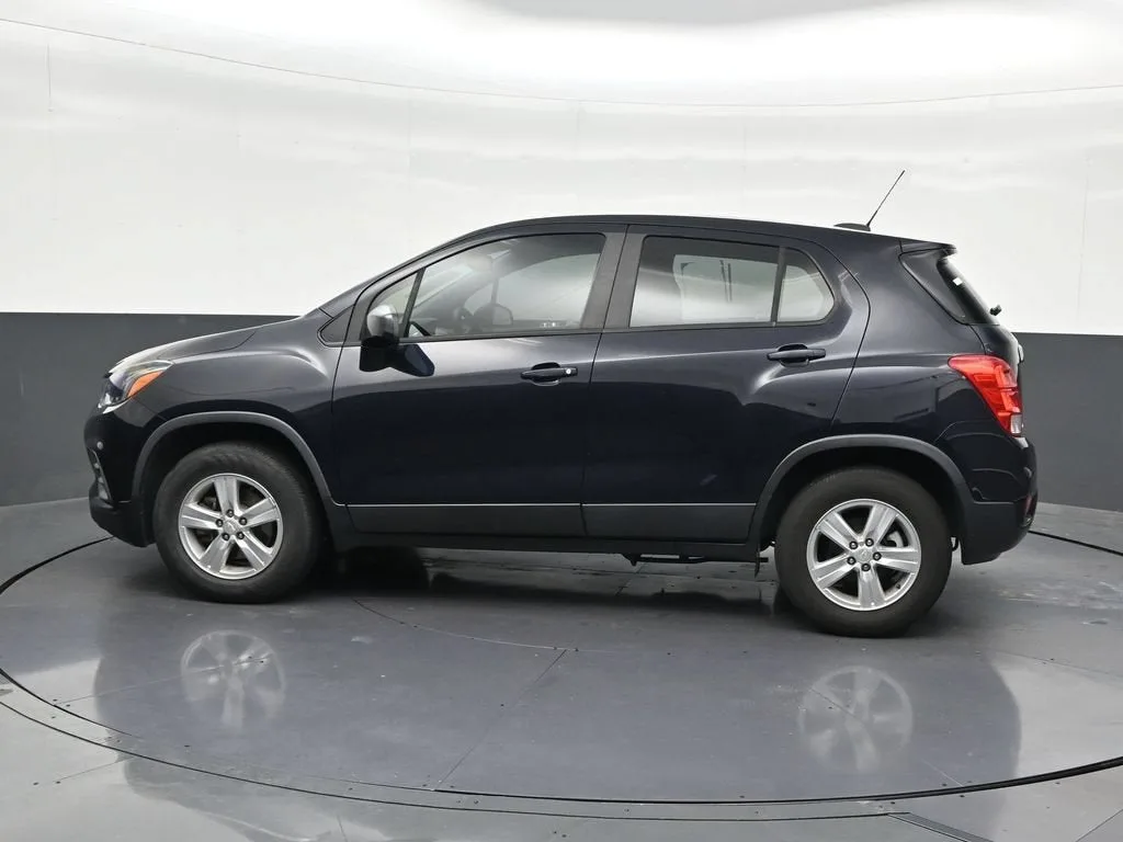 2022 Chevrolet Trax LS photo 2