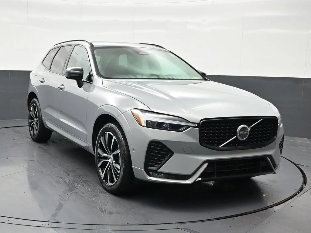 2024 Volvo XC60 Plus Dark Theme photo 8