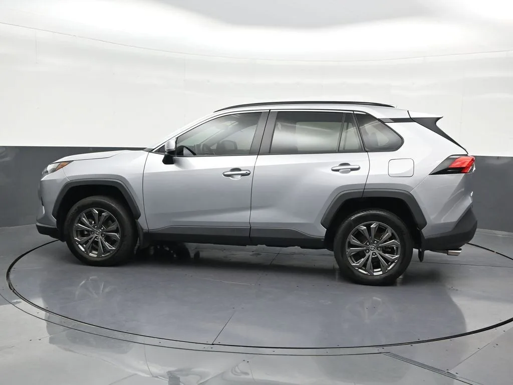 2024 Toyota RAV4 Hybrid XLE Premium photo 2