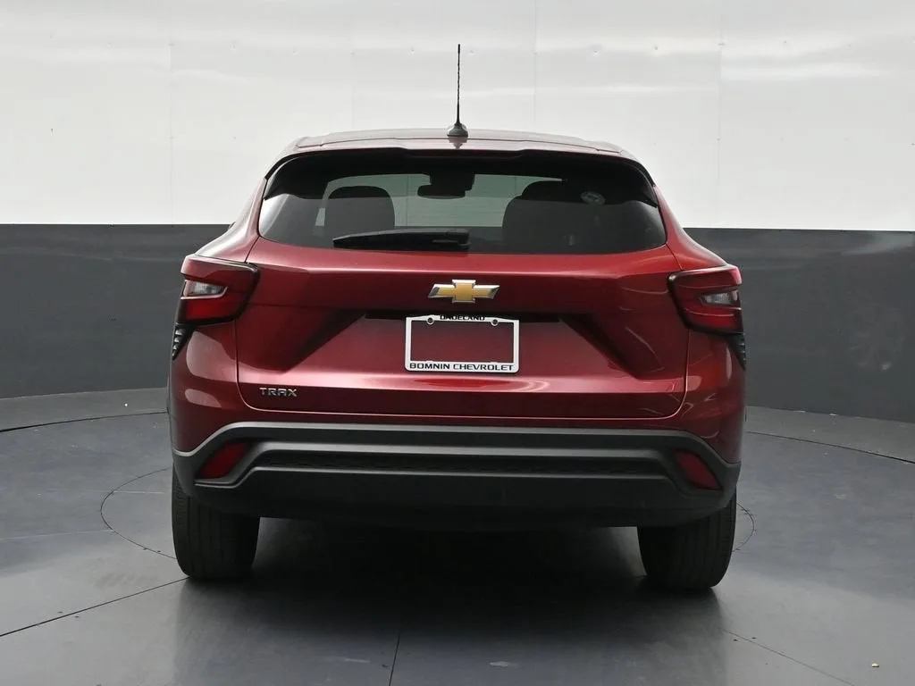 2025 Chevrolet Trax LS photo 4