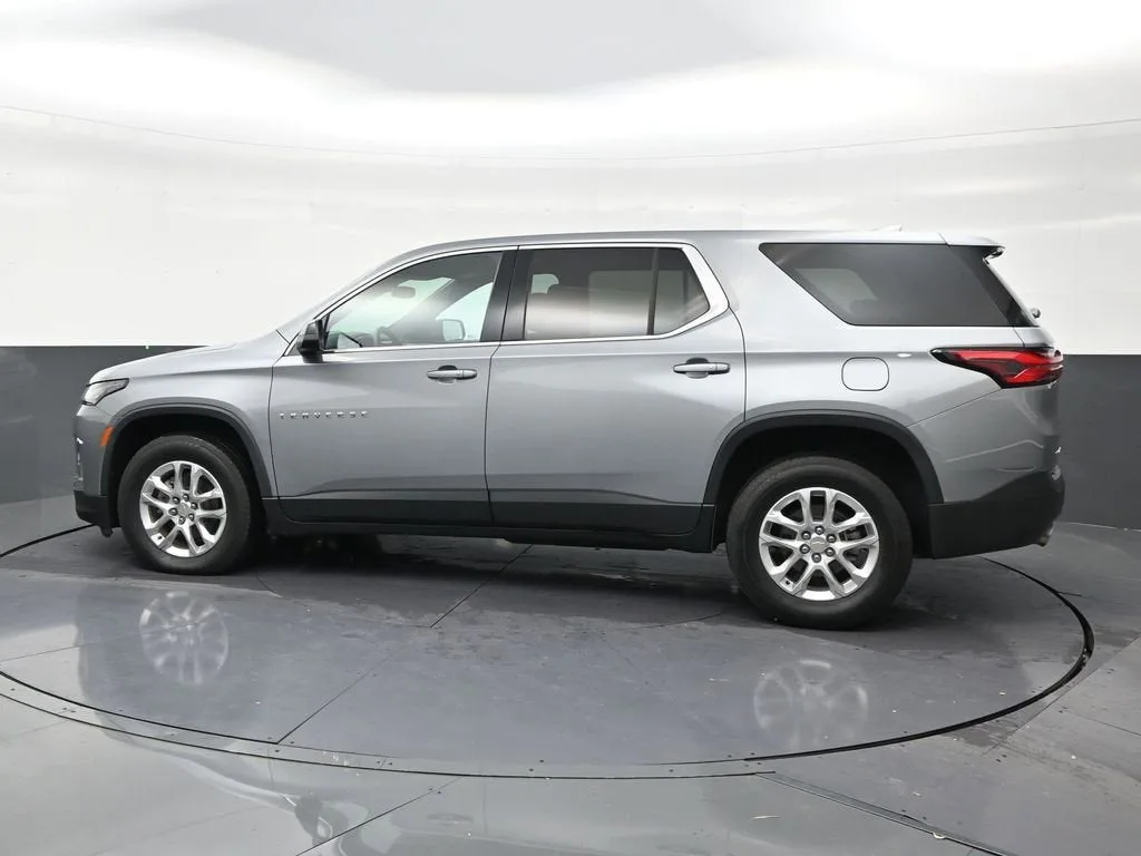2023 Chevrolet Traverse LS photo 2
