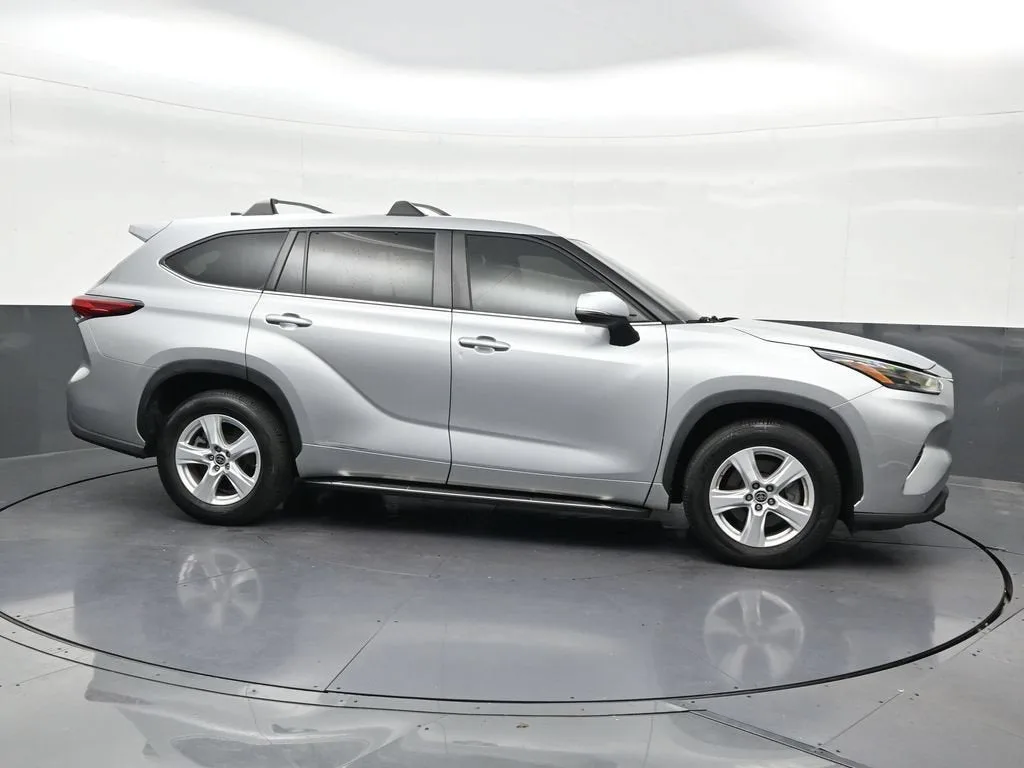2023 Toyota Highlander L photo 7