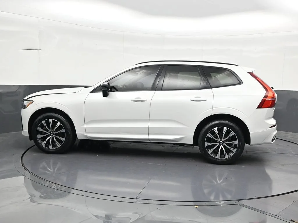 2024 Volvo XC60 B5 Core Dark Theme photo 2