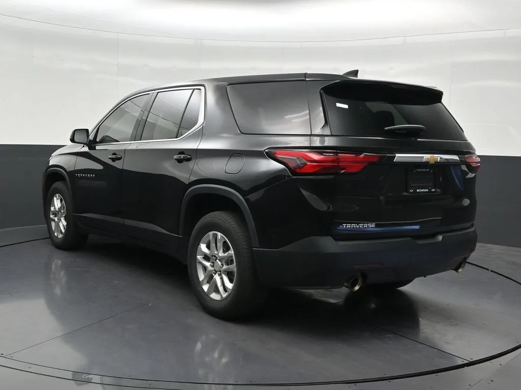 2023 Chevrolet Traverse LS photo 3