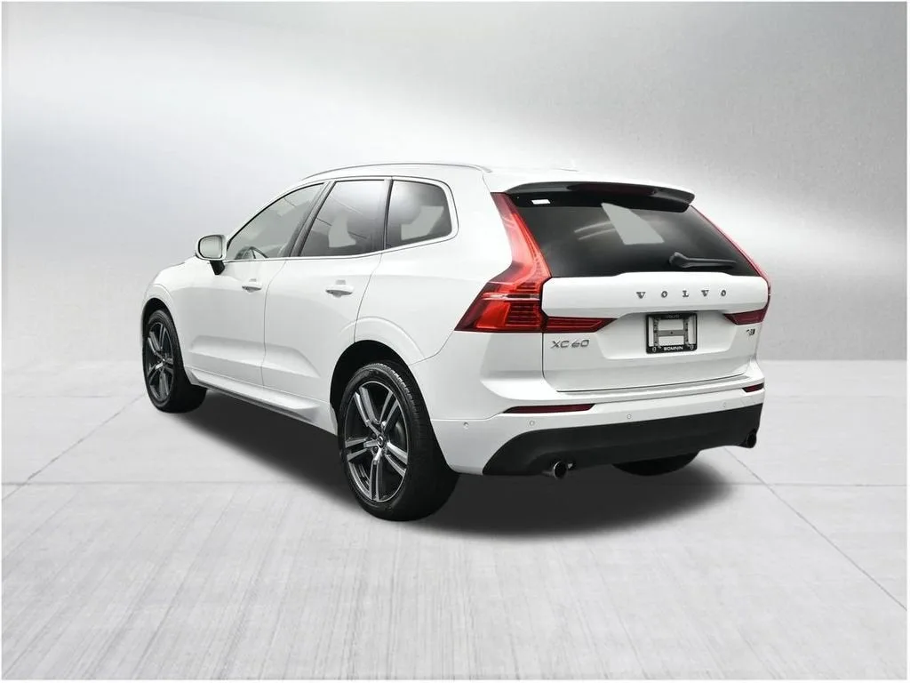 2018 Volvo XC60 Momentum photo 3