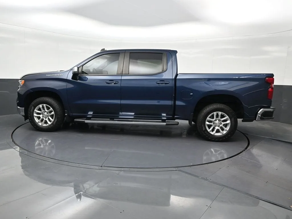 2023 Chevrolet Silverado 1500 LT photo 2
