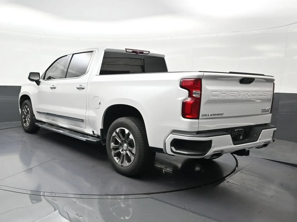 2023 Chevrolet Silverado 1500 High Country photo 3