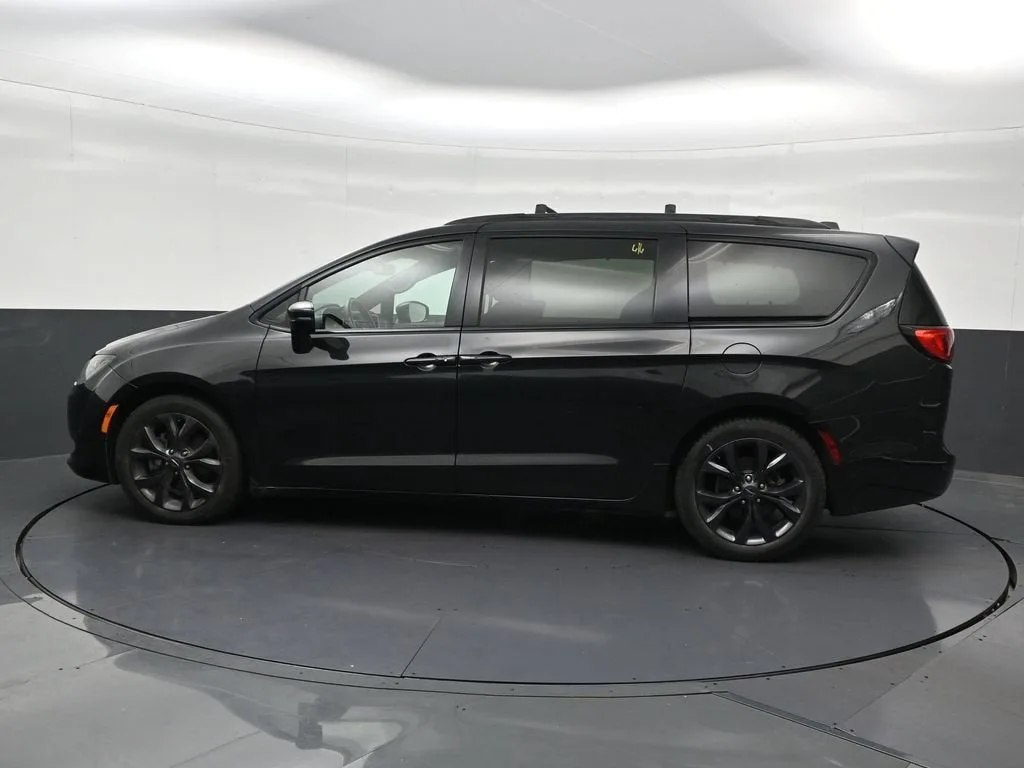 2019 Chrysler Pacifica Limited photo 2