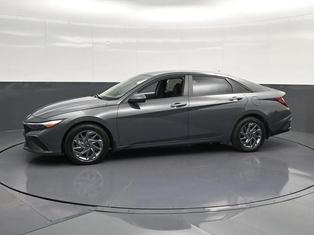 2024 Hyundai Elantra SEL photo 7