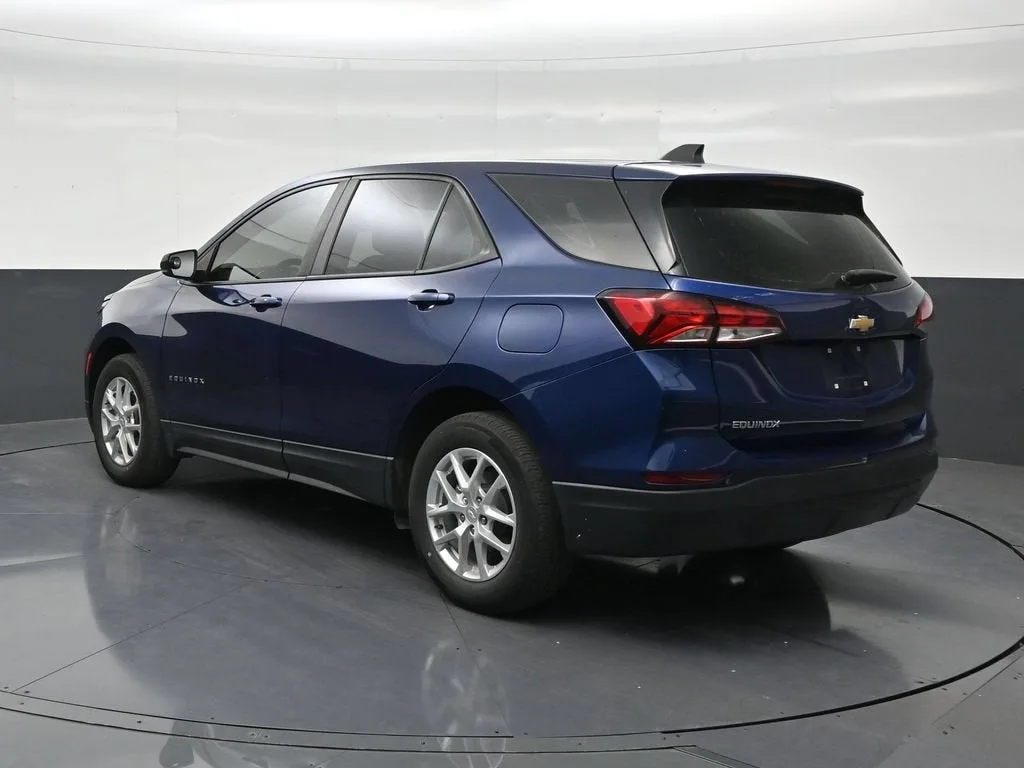 2022 Chevrolet Equinox LS photo 3
