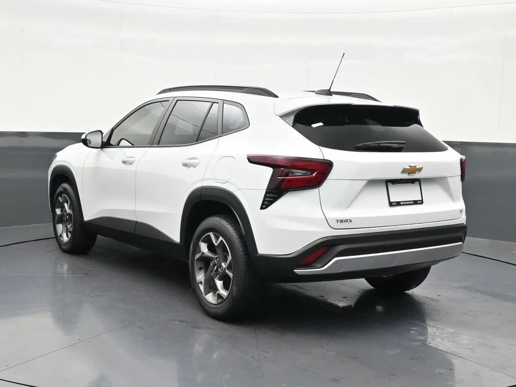 2025 Chevrolet Trax LT photo 3