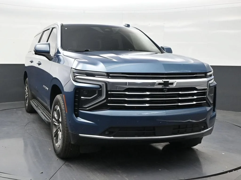 2025 Chevrolet Suburban LT photo 7