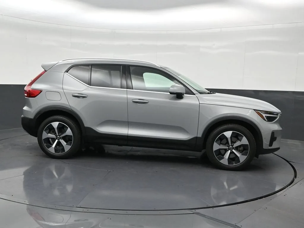 2025 Volvo XC40 Plus Bright Theme photo 7