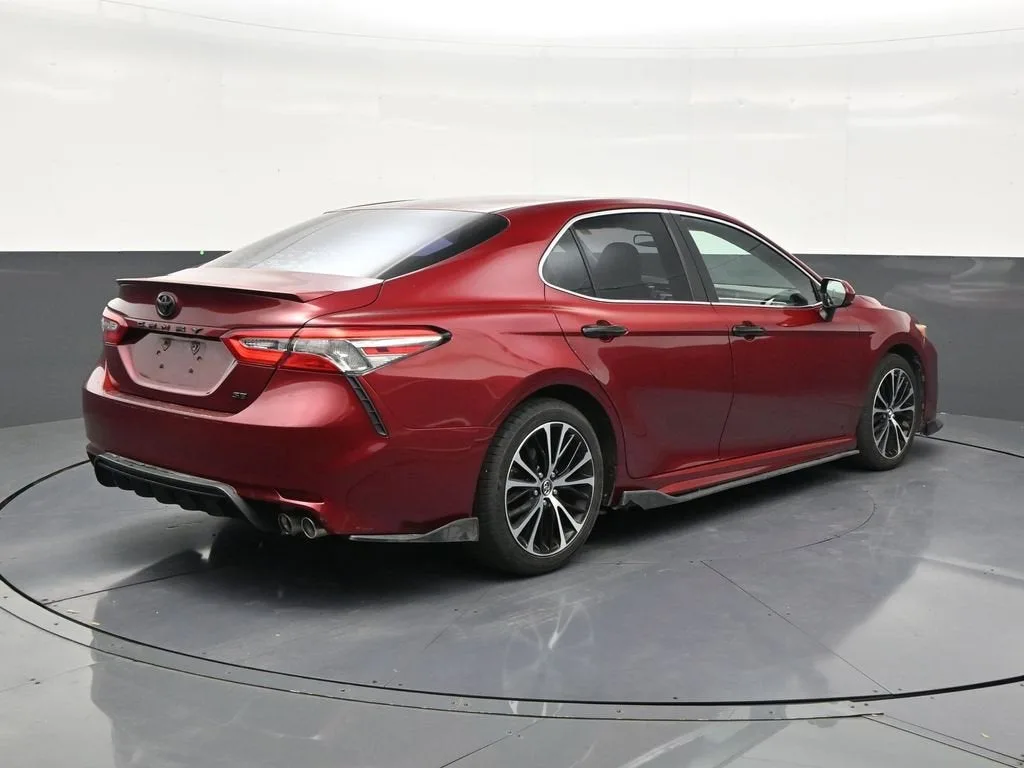 2018 Toyota Camry SE photo 5