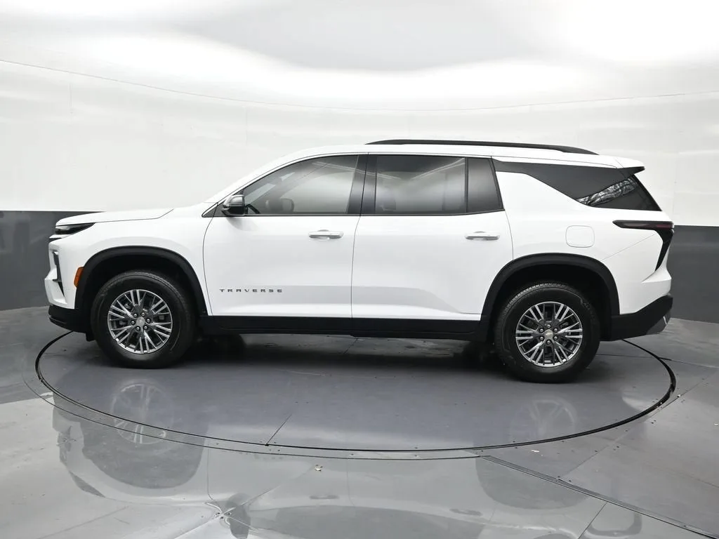 2025 Chevrolet Traverse LT photo 2