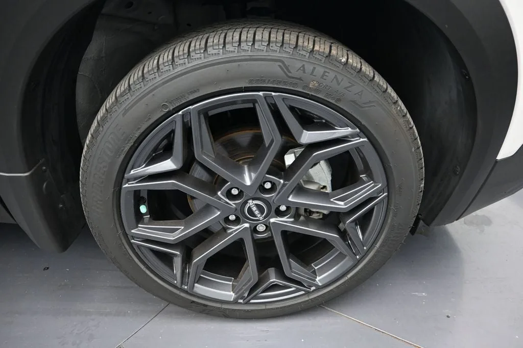2025 Nissan Kicks SR photo 9