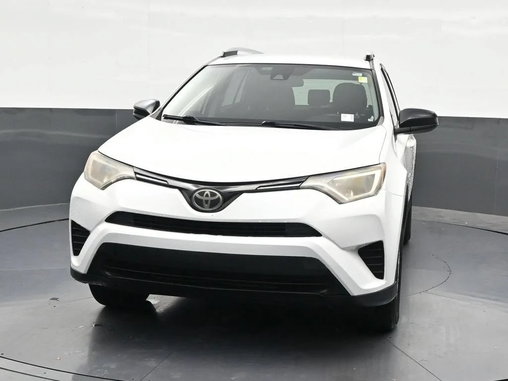 2017 Toyota RAV4 LE photo 9