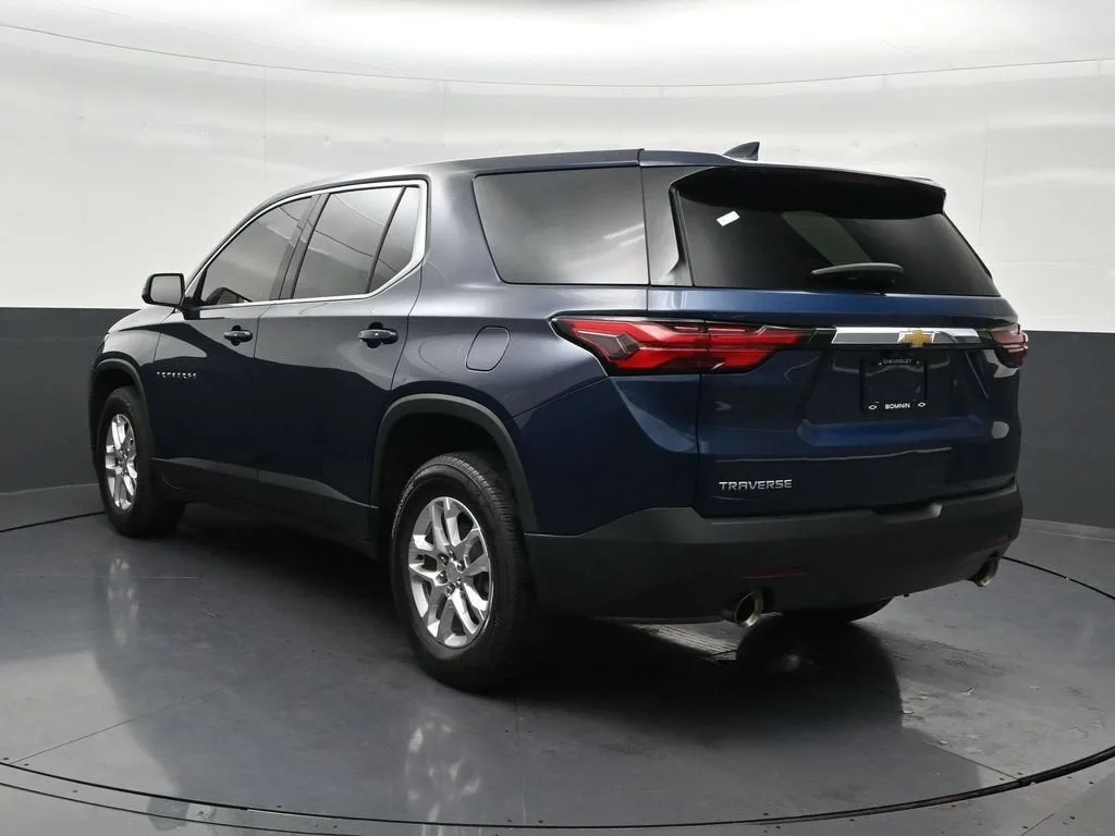 2023 Chevrolet Traverse LS photo 3