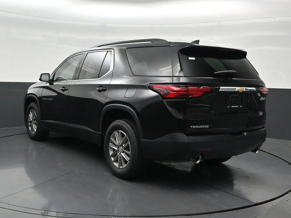 2023 Chevrolet Traverse LT Cloth photo 3