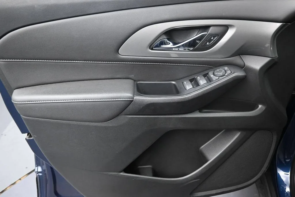 2023 Chevrolet Traverse LT Cloth photo 11
