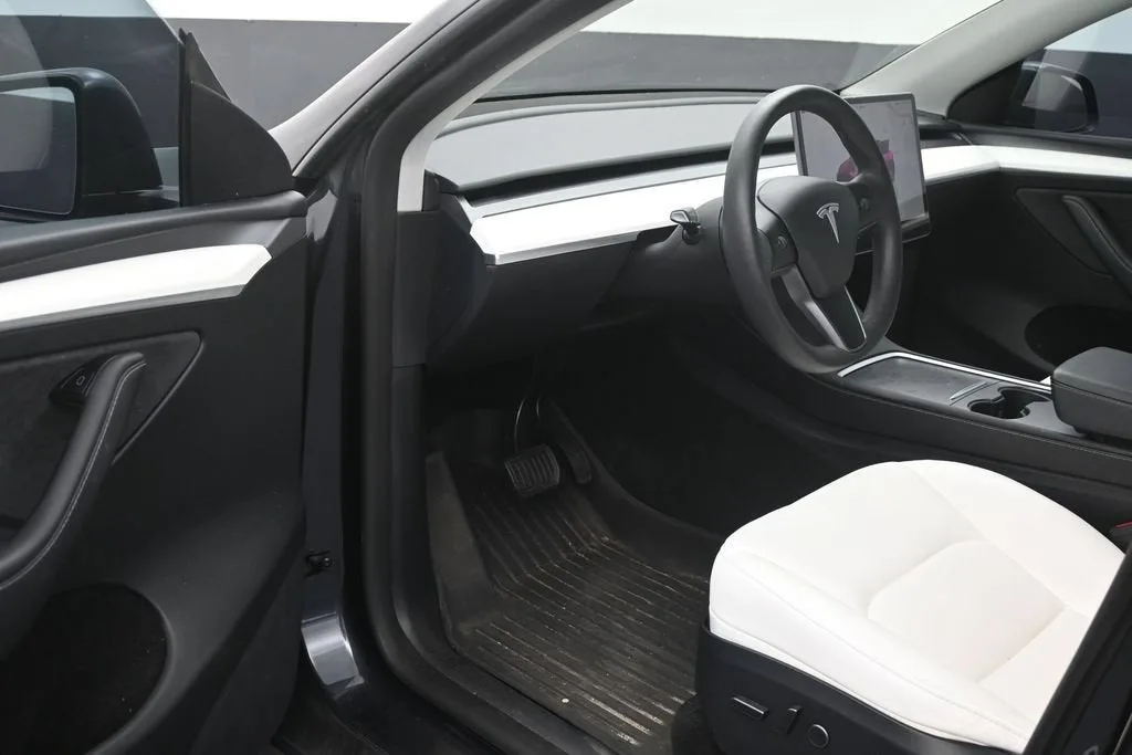 2024 Tesla Model Y Long Range photo 10