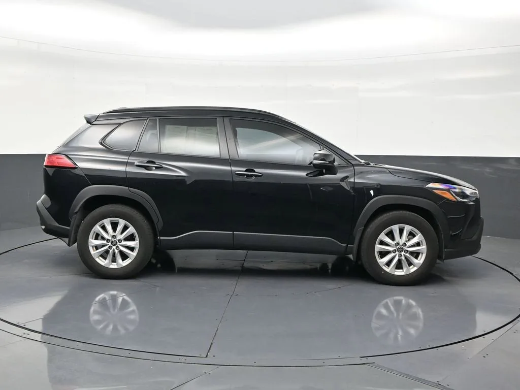 2024 Toyota Corolla Cross LE photo 6