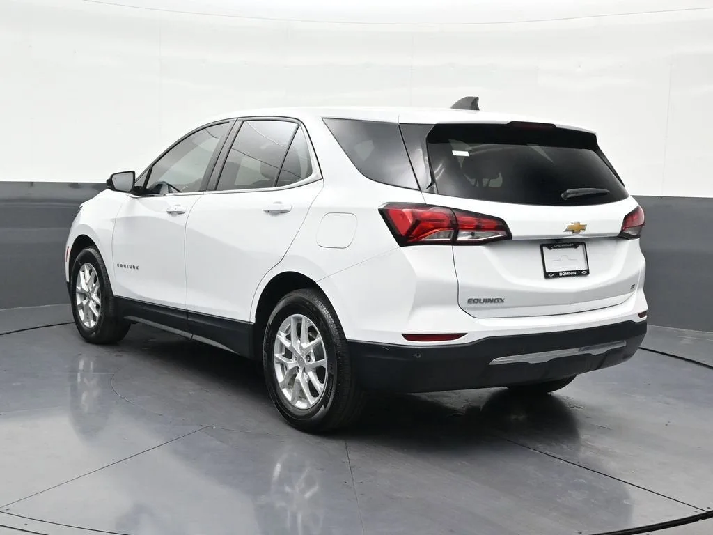 2024 Chevrolet Equinox LT photo 3
