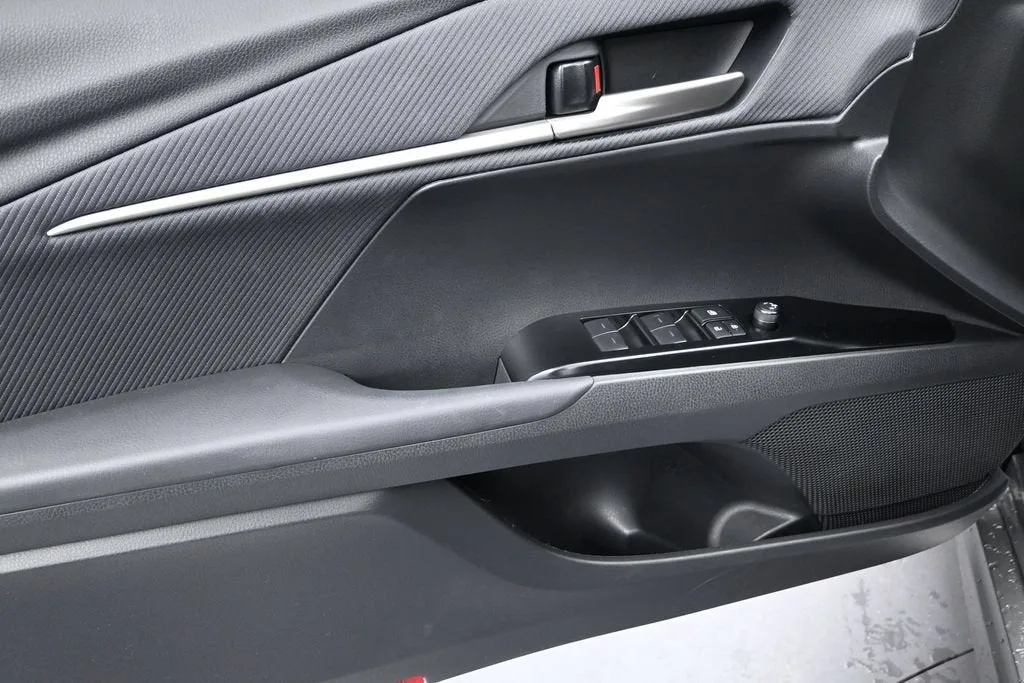 2025 Toyota Camry SE photo 11