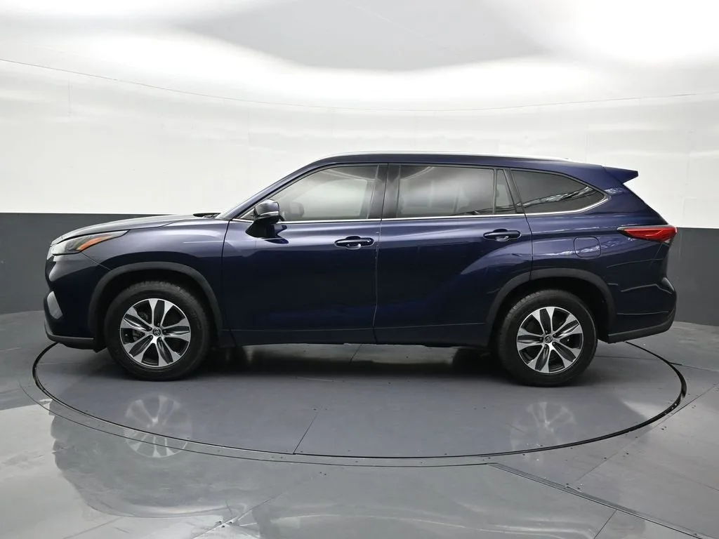 2021 Toyota Highlander XLE photo 2