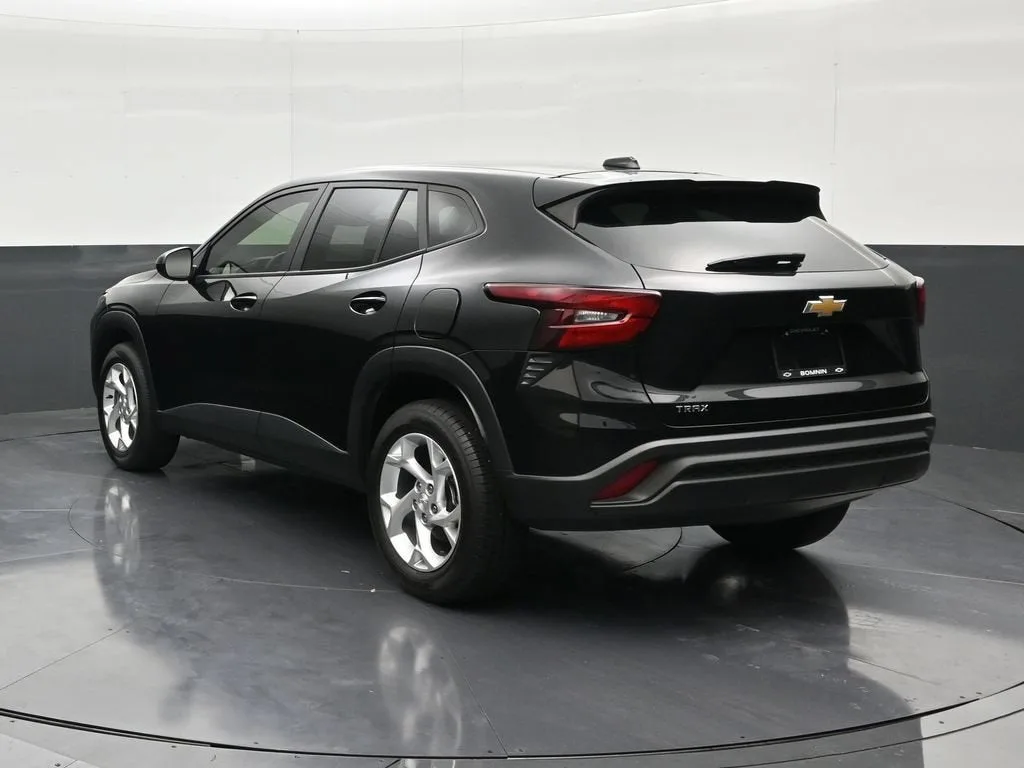 2024 Chevrolet Trax LS photo 3