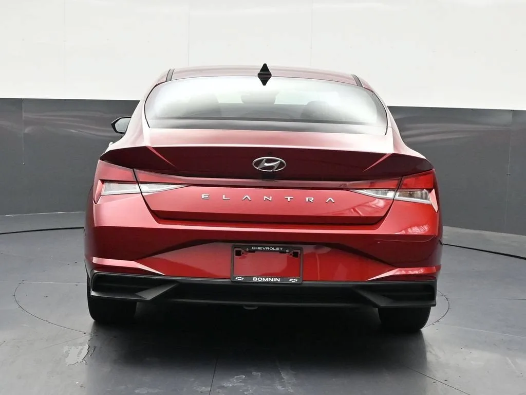 2023 Hyundai Elantra SEL photo 4
