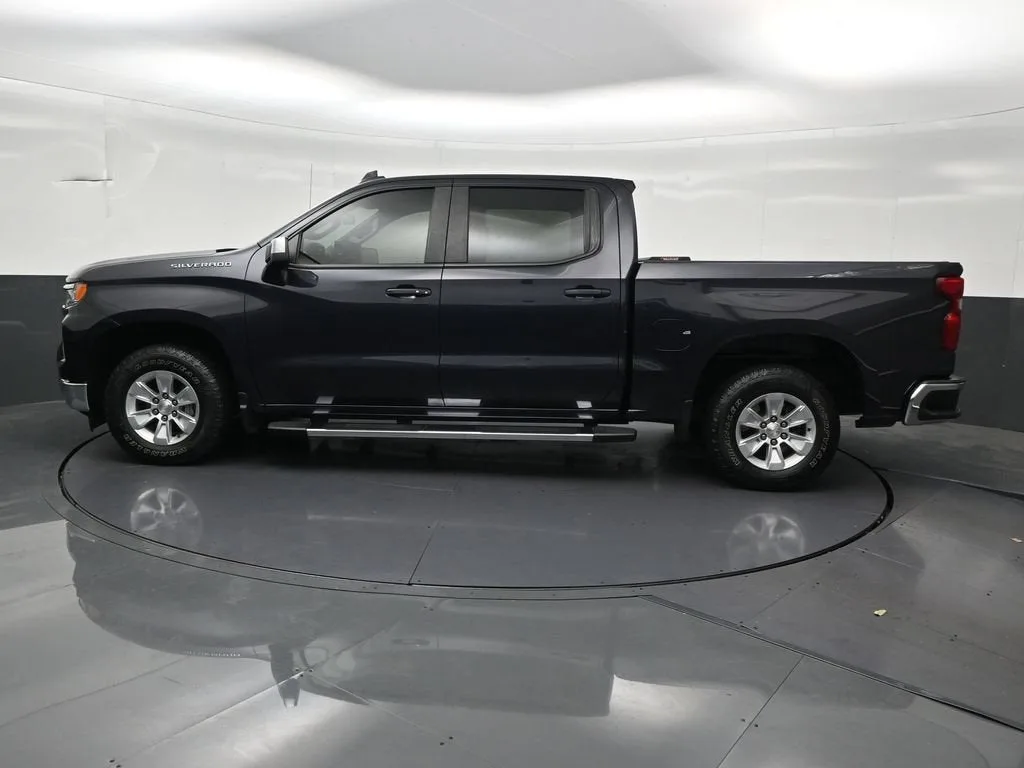2023 Chevrolet Silverado 1500 LT photo 2